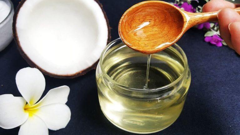 Trị mụn cho bà bầu bằng dầu dừa