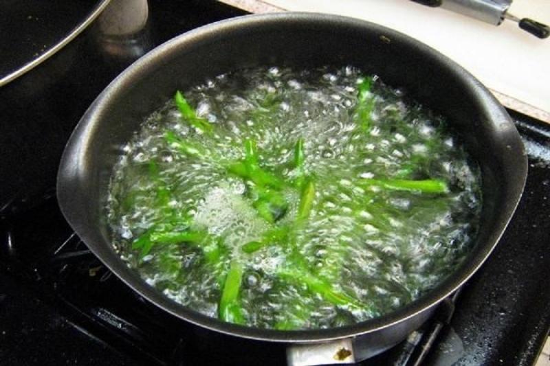 Muối giúp rau luộc xanh hơn