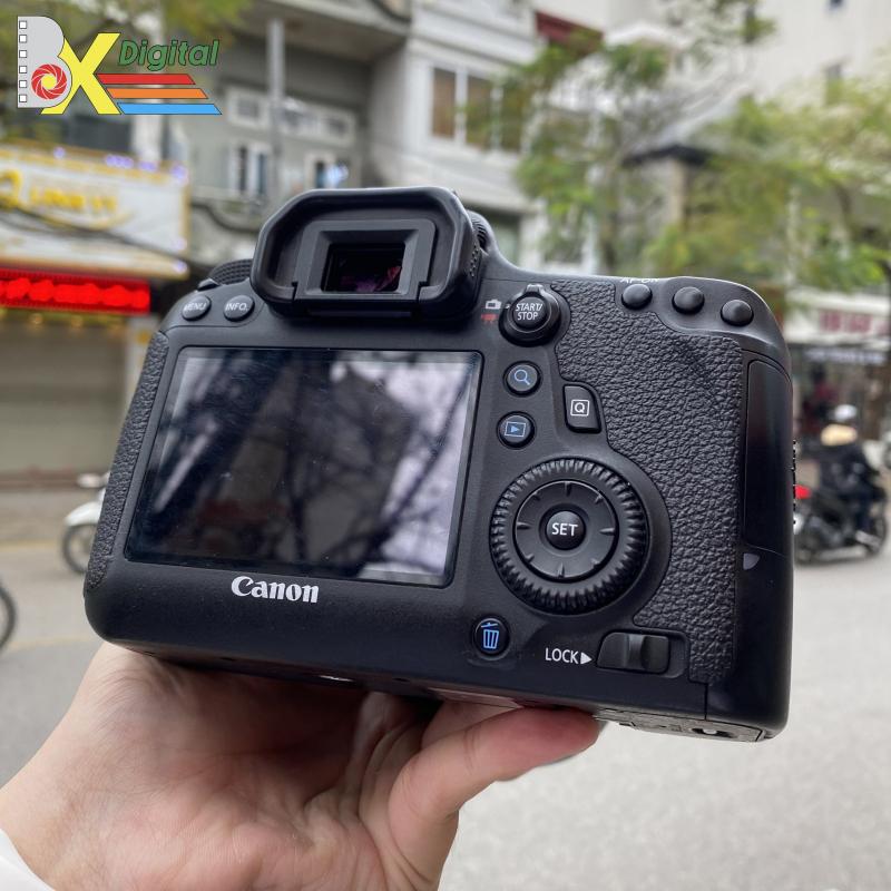 Ngoài ra cửa hàng còn có các loại máy quay phim phục vụ cho làm phóng sự.
