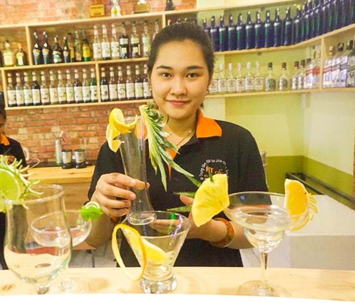 Học viên HTChef với sản phẩm pha chế của mình
