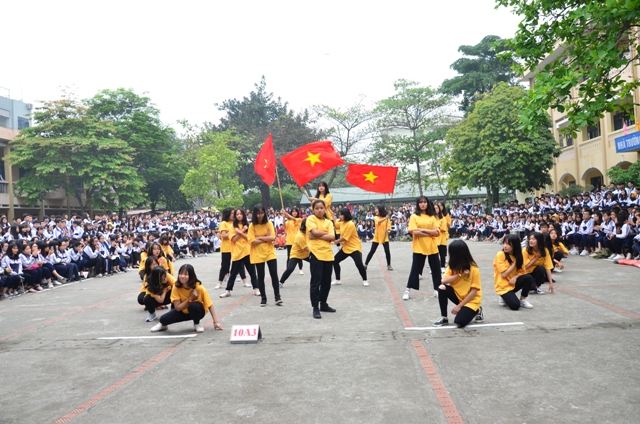 Học sinh biểu diễn văn nghệ chào mừng ngày 26/3