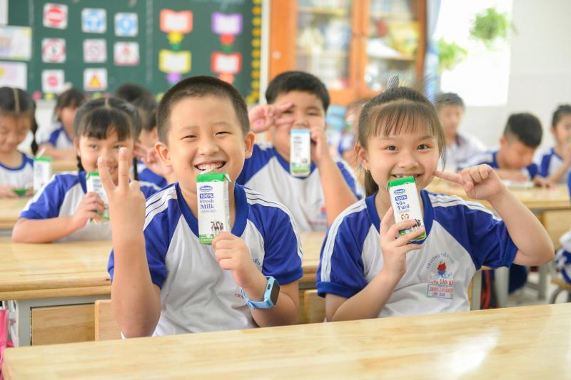 Cô giáo luôn thể hiện tình yêu đối với trẻ