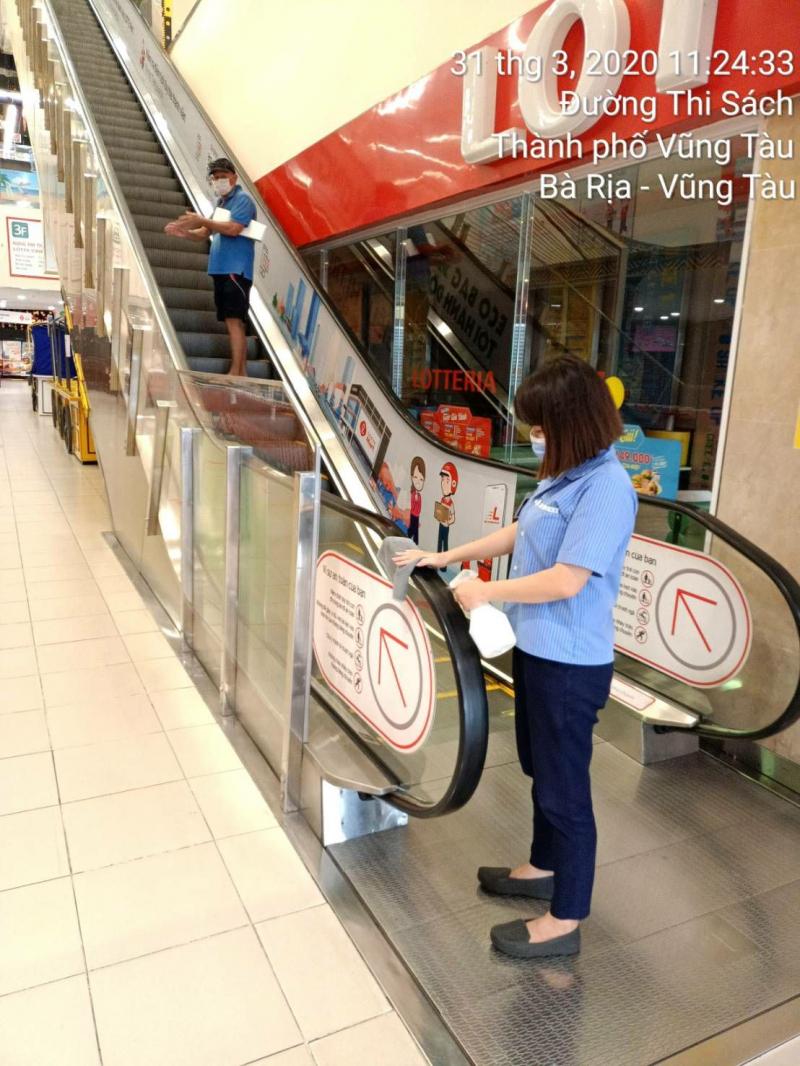 Nhân viên đang làm vệ sinh chống dịch