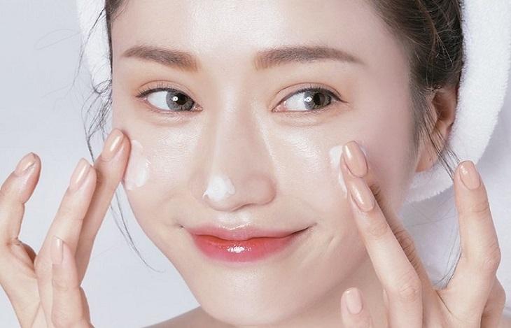 Bôi kem dưỡng ẩm sẽ khiến da đổ dầu