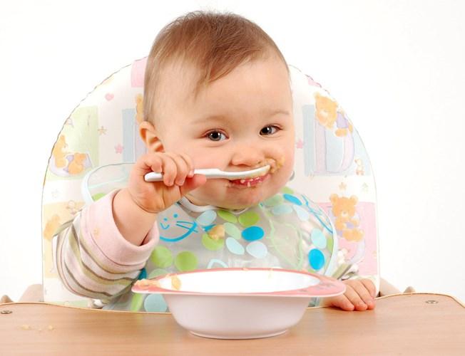 Tư thế lịch sự khi ngồi ăn