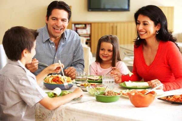 Tư thế lịch sự khi ngồi ăn