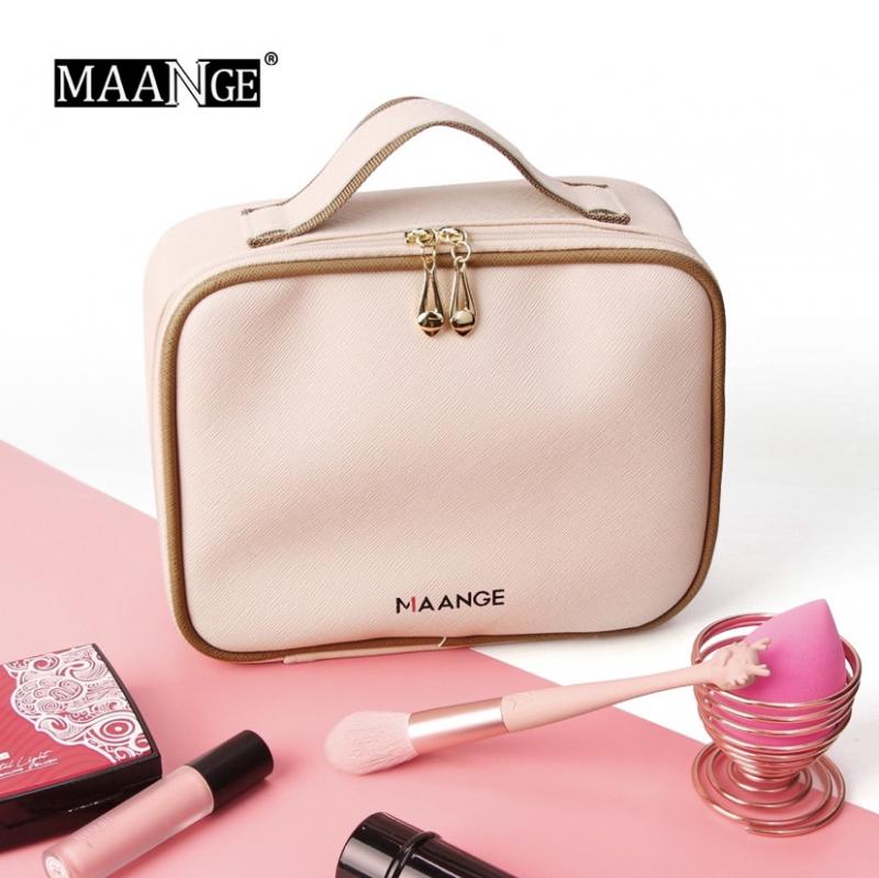 Túi có kích thước 20.5 * 18cm, đủ lớn để chứa nhiều sản phẩm mỹ phẩm như son môi, kem nền, phấn mắt và nhiều hơn nữa