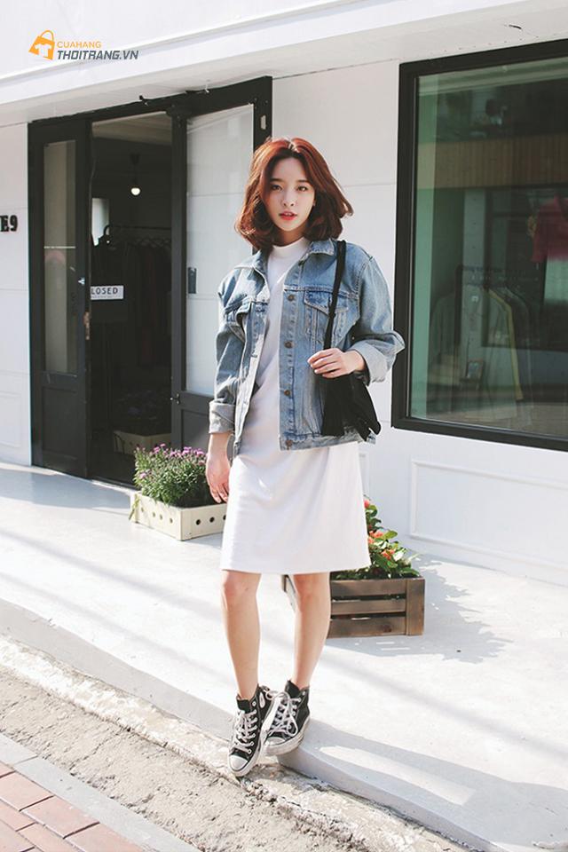 Bạn có thể kết hợp đa dạng các kiểu váy cao cổ chất liệu khác nhau với giày thể thao