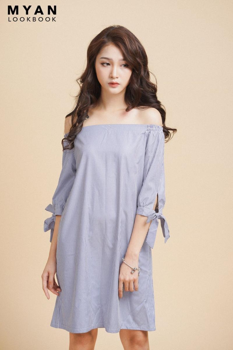 Bộ trang phục tinh tế khoe đôi vai trần của các bạn.